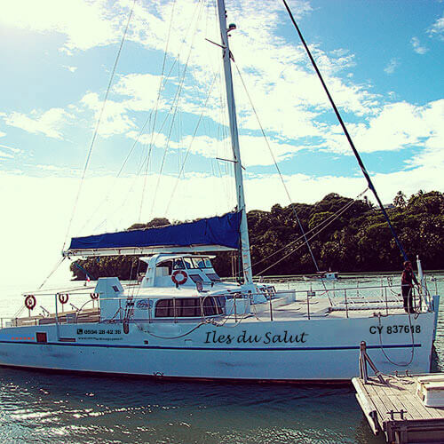 visiter les iles du salut en catamaran